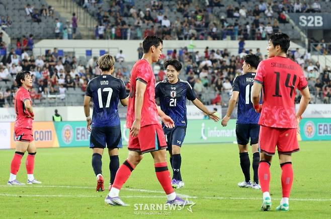 대한민국 축구대표팀 선수들이 지난 7월 용인미르종합운동장에서 열린 2025 동아시아축구연맹(EAFF) E-1 챔피언십(동아시안컵) 일본과의 최종전에서 0-1로 패하며 우승컵을 내주며 아쉬움 가득한 표정으로 마무리하고 있다. /사진=강영조 선임기자