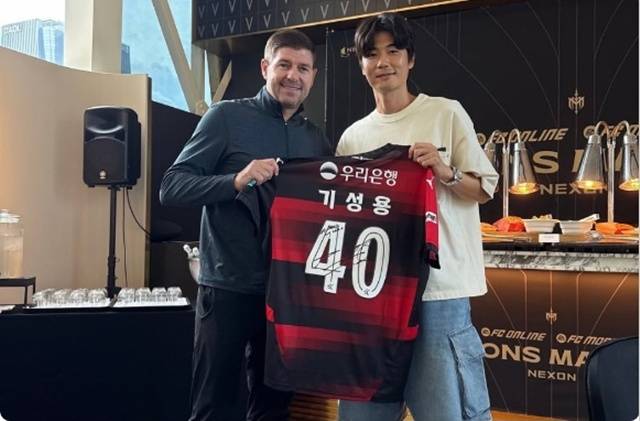 포항스틸러스 유니폼을 들고 기념샷을 찍은 기성용(왼쪽)과 스티븐 제라드. /사진=기성용 SNS