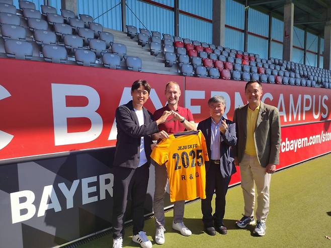 (왼쪽부터) 구자철 제주SK 유스어드바이저, 요헨 자우어 R&G 대표이사, 구창용 제주SK 대표이사. /사진=제주 SK 제공