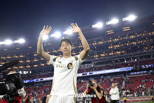 로스앤젤레스(LA)FC 손흥민이 14일 미국 리바이스 스타디움에서 열린 산호세 어스퀘이크스와의 미국 프로축구 메이저리그사커(MLS) 정규리그 원정경기 이후 팬들에게 인사하고 있다. /AFPBBNews=뉴스1