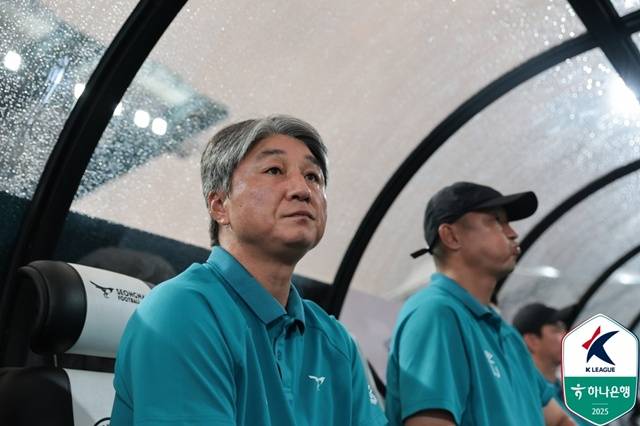 전경준 성남FC(왼쪽) 감독. /사진=한국프로축구연맹 제공