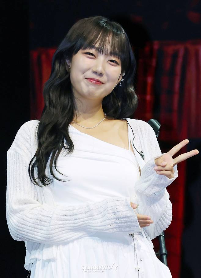 유다빈밴드 보컬 유다빈이 15일 오후 서울 강서구 스카이아트홀에서 진행된 두 번째 정규 앨범 ‘코다’([CODA]) 발매기념 쇼케이스에서 포즈를 취하고 있다.   1집 이후 4년만의 정규 앨범인 ‘코다’는 두 개의 챕터로 나뉘어 하나의 유기적인 ‘연극’을 테마로 소개되며, 총 11곡이 수록된다. /2025.09.15 /사진=이동훈 photoguy@