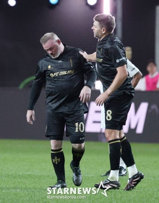 웨인 루니(왼쪽)의 득점을 축하하는 스티븐 제라드. /사진=김진경 대기자