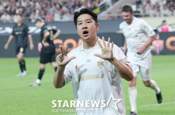 박주호가 14일 오후 서울월드컵경기장에서 열린 '2025 아이콘 매치: 창의 귀환, 반격의 시작' 경기 후반전 결승골을 넣고 세리머니하고 있다. /사진=김진경 대기자