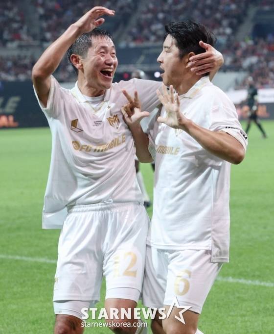 14일 오후 서울월드컵경기장에서 열린 '2025 아이콘 매치: 창의 귀환, 반격의 시작' 경기 중 이영표(왼쪽)와 박주호.  /사진=김진경 대기자