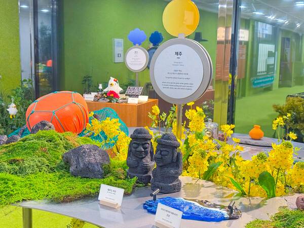 서울시는 11일부터 서울도시건축전시관에서 '지역 관광 안테나숍' 운영을 시작했다. 사진은&nbsp;후각·촉각 체험존&nbsp;팔도 쎈-스 아뜰리에 / 송요셉 기자