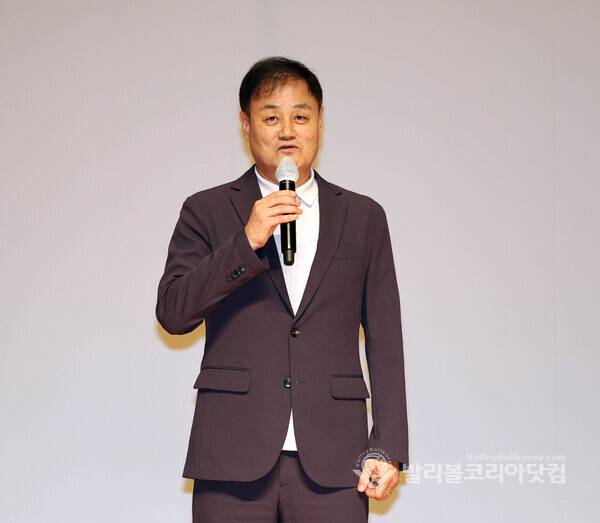 용인FC 최윤겸 감독, 창단 진행사항 보고회 인사.