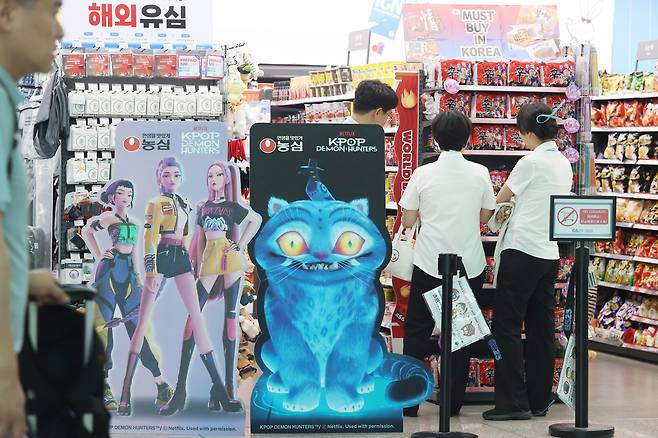 지난 8월 31일 인천국제공항 제2여객터미널 편의점에 장식된 <케이팝 데몬 헌터스> 제품 홍보물이 눈길을 끌고 있다. 연합뉴스