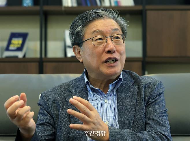 한무영 서울대 명예교수가 지난 9월 9일 서울대 건설환경종합연구소에서 빗물 활용과 관련해 주간경향과 인터뷰를 하고 있다. 서성일 선임기자