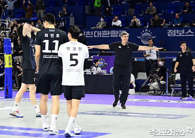 5일 오후 인천 계양체육관에서 열린 '2024-2025 도드람 V-리그' 남자부 챔피언결정전 3차전 현대캐피탈과 대한항공의 경기, 현대캐피탈이 3:1의 세트스코어로 승리하며 다섯 번째 통합우승과 함께 구단 최초 트레블(정규리그 1위·컵대회·챔피언결정전 우승)을 달성했다.  경기 종료 직후 현대캐피탈 블랑 감독이 선수들을 향해 미소짓고 있다. 엑스포츠뉴스 DB