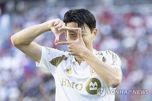 스티브 체룬둘로 감독이 이끄는 LAFC가 지난 14일(한국시간) 미국 캘리포니아주 샌타클래라 리바이스 스타디움에서 열린 산호세 어스퀘이크스와의 2025시즌 미국 MLS 원정 경기에 선발 출장해 1분도 채 되지 않아 선제골을 터뜨리며 팀의 4-2로 이겼다.&nbsp;  손흥민은 4-3-3 전형의 최전방 공격수로 선발 출장해 경기 시작 단 52초 만에 선제골을 터뜨렸다. 그는&nbsp;왼쪽 측면에서 뒷공간 침투에 성공한 동료 아르템 스몰랴코우의 패스를 침착하게 오른발로 밀어 넣어 선제골에 성공했다. 연합뉴스