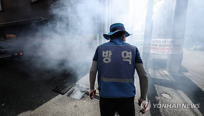 '가을 모기 잡아라' 집중 방역 2023년 9월 18일 대구 동구 신암동 주택가에서 동구보건소 관계자가 모기 등 해충 피해를 예방하기 위해 방역을 하고 있다. [연합뉴스 자료사진]