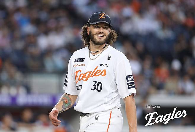 한화 폰세, 프로야구 한 시즌 최다 탈삼진 226개 신기 록 달성
    (서울=연합뉴스) 프로야구 한화 이글스의 에이스 코디 폰세가 KBO리그 한 시즌 최다 탈삼진 신기록을 세웠다. 
    폰세는 3일 대전 한화생명 볼파크에서 열린 2025 신한 SOL뱅크 KBO리그 NC 다이노스와 홈 경기에 선발 등판, 5회까지 삼진 6개를 잡아내며 이번 시즌 탈삼진 226개를 기록했다. 
    사진은 이날 등판한 한화 폰세. 2025.9.3 [한화 이글스 제공. 재판매 및 DB 금지] photo@yna.co.kr