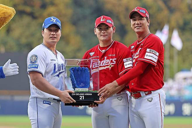 은퇴 투어 오승환과 기념 촬영한 조병현과 김광현 (서울=연합뉴스) 은퇴를 앞둔 삼성 오승환(왼쪽)이 11일 대구 삼성라이온즈파크에서 열린 SSG와 정규시즌 마지막 맞대결을 앞두고, SSG 조병현(가운데), 김광현과 기념 촬영을 하고 있다. 2025.9.11 [삼성 라이온즈 제공. 재판매 및 DB 금지] photo@yna.co.kr