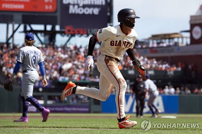 희생플라이 때 홈으로 뛰는 이정후 [Imagn Images=연합뉴스]
