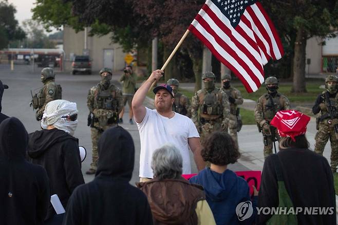 미국 불법체류자 구금시설 앞에서 반(反)이민 정책을 찬성하는 1인 시위자 [AFP 연합뉴스 자료사진]