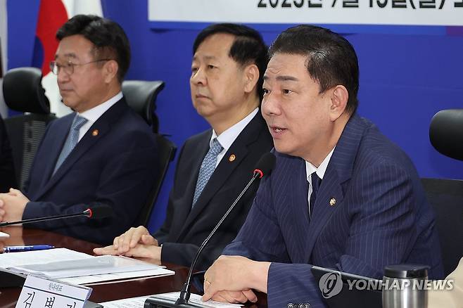 발언하는 김병기 원내대표 (서울=연합뉴스) 김주성 기자 = 더불어민주당 김병기 원내대표가 15일 서울 여의도 국회에서 열린 '추석 민생안정대책 당정협의'에서 발언하고 있다. 2025.9.15 utzza@yna.co.kr