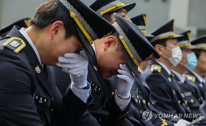 '멈추지 않는 눈물' (인천=연합뉴스) 임순석 기자 = 15일 인천 서구 인천해양경찰서에서 '해양경찰관 고(故) 이재석 경사 영결식'이 엄수되고 있다. 2025.9.15 [공동취재] soonseok02@yna.co.kr