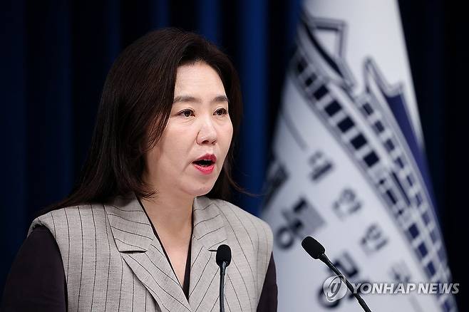 핵심규제 합리화 전략회의 관련 브리핑하는 강유정 대변인 (서울=연합뉴스) 김도훈 기자 = 강유정 대통령실 대변인이 15일 용산 대통령실에서 이날 오후 열리는 핵심규제 합리화 전략회의에 대해 브리핑하고 있다.
    핵심규제 합리화 전략회의는 신산업의 발목을 잡는 규제를 과감하게 해소하기 위해 신설된 민관 합동 회의 플랫폼으로 이날 오후 열리는 1차 회의에서는 청년세대 일자리 및 신산업의 성장을 막는 핵심 규제에 대한 논의가 진행될 예정이다. 2025.9.15 superdoo82@yna.co.kr