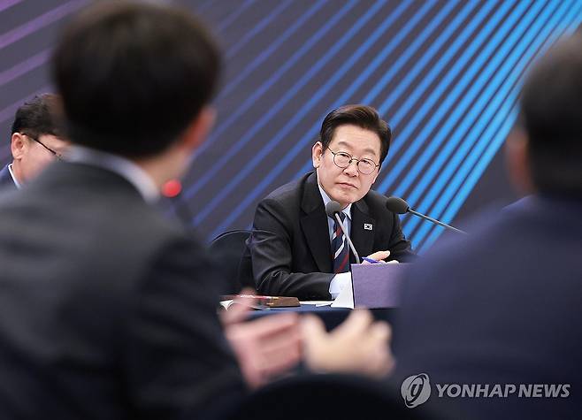 참석자 발언 경청하는 이재명 대통령 (서울=연합뉴스) 김도훈 기자 = 이재명 대통령이 15일 서울 성북구 한국과학기술연구원(KIST)에서 열린 핵심규제 합리화 전략회의에서 참석자 발언을 경청하고 있다. 2025.9.15 [대통령실통신사진기자단] superdoo82@yna.co.kr