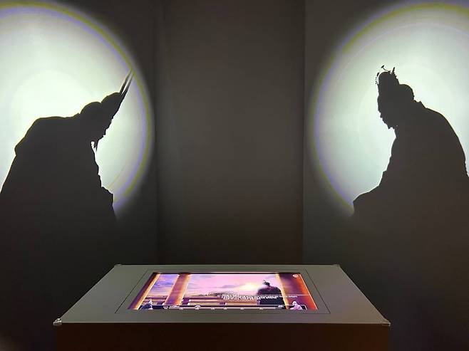 개로왕과 장수왕의 '승부'     (공주=연합뉴스) 김예나 기자 = 15일 충남 공주 국립공주박물관에서 선보인 '한성, 475 - 두 왕의 승부수' 특별전 모습. 이번 전시는 1천550년 전 한반도를 뒤흔든 백제와 고구려의 475년 한성 전투를 실제 무기, 갑옷 등으로 조명한다. 2025.9.15
    yes@yna.co.kr