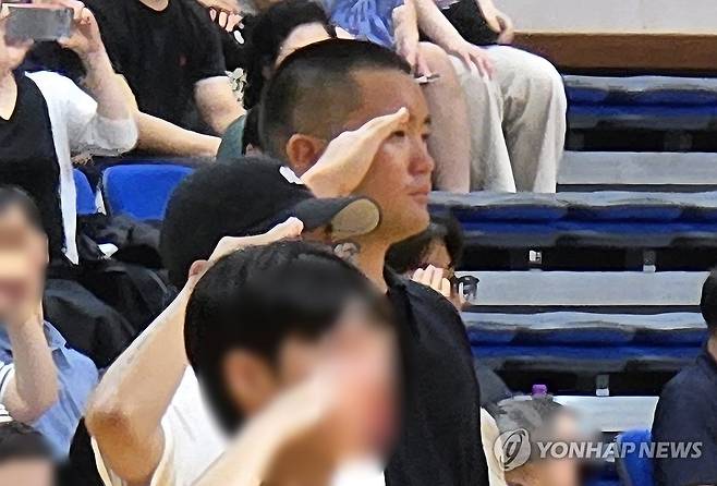 이재용 회장 장남 이지호 씨 해군 장교 입대 (서울=연합뉴스) 이재용 삼성전자 회장의 장남 이지호 씨가 15일 경남 창원시 진해구 해군사관학교에서 열린 해군 학사장교 사관후보생 입영식에 참석해 거수경례하고 있다. 2025.9.15 [삼성전자 제공. 재판매 및 DB 금지] photo@yna.co.kr