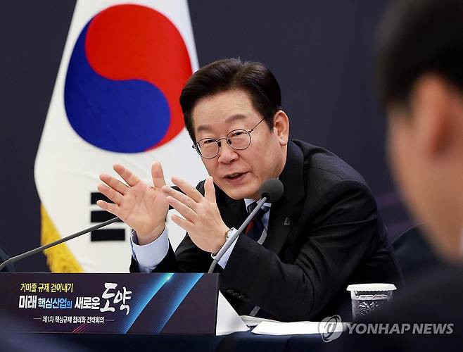 토론하는 이재명 대통령 (서울=연합뉴스) 김도훈 기자 = 이재명 대통령이 15일 서울 성북구 한국과학기술연구원(KIST)에서 열린 제1차 핵심규제 합리화 전략회의에서 참석자들과 토론하고 있다. 2025.9.15 [대통령실통신사진기자단] superdoo82@yna.co.kr