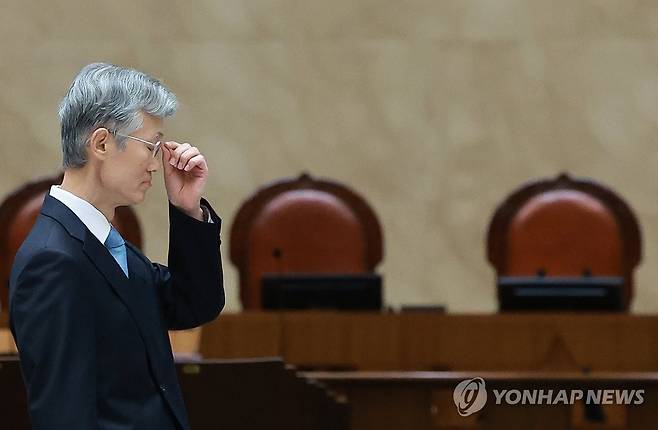 안경 고쳐 쓰는 조희대 대법원장 (서울=연합뉴스) 홍해인 기자 = 조희대 대법원장이 12일 서울 서초구 대법원 중앙홀에서 열린 '2025 대한민국 법원의 날 기념식'에서 시상에 앞서 안경을 고쳐 쓰고 있다. 2025.9.12 hihong@yna.co.kr