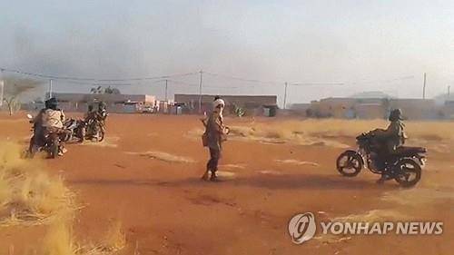 지난 5월(현지시간) 부르키나파소 북부 도시 지보에 모인 이슬람 무장단체 대원들 [소셜미디어/로이터 연합뉴스 자료사진. 재판매 및 DB 금지]