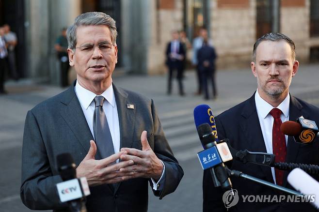 미국 재무부 장관과 무역대표 (마드리드 로이터=연합뉴스) 미국의 스콧 베선트 재무부 장관과 제이미슨 그리어 미국무역대표(USTR)가 15일(현지시간) 스페인 마드리드에서 중국과 무역 협상을 마친 뒤 기자들에게 말하고 있다. 2025.9.15