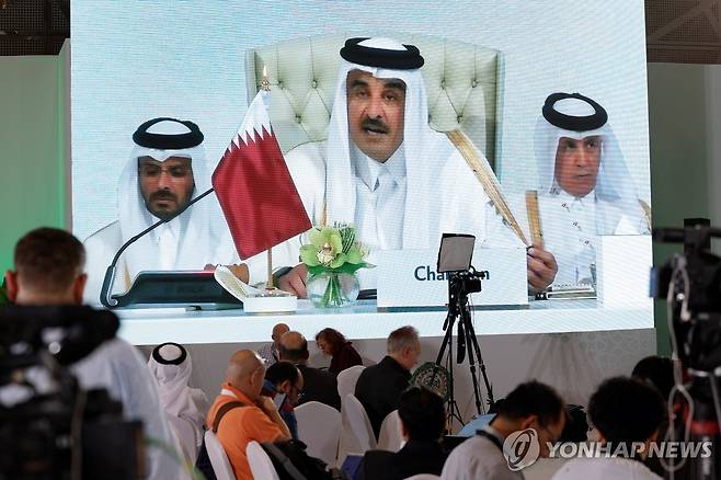 15일(현지시간) 아랍·이슬람 긴급정상회의서 발언하는 카타르 군주 [로이터 연합뉴스. 재판매 및 DB 금지]