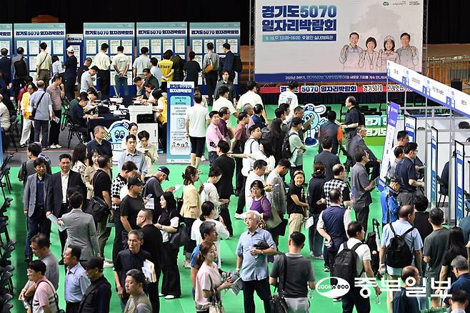 16일 오후 용인실내체육관에서 열린 '2025 경기도 5070 일자리박람회 in 용인' 행사가 중장년층 구직자들로 북적이고 있다. 임채운기자