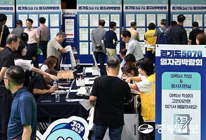 16일 오후 용인실내체육관에서 열린 '2025 경기도 5070 일자리박람회 in 용인' 행사가 중장년층 구직자들로 북적이고 있다. 임채운기자