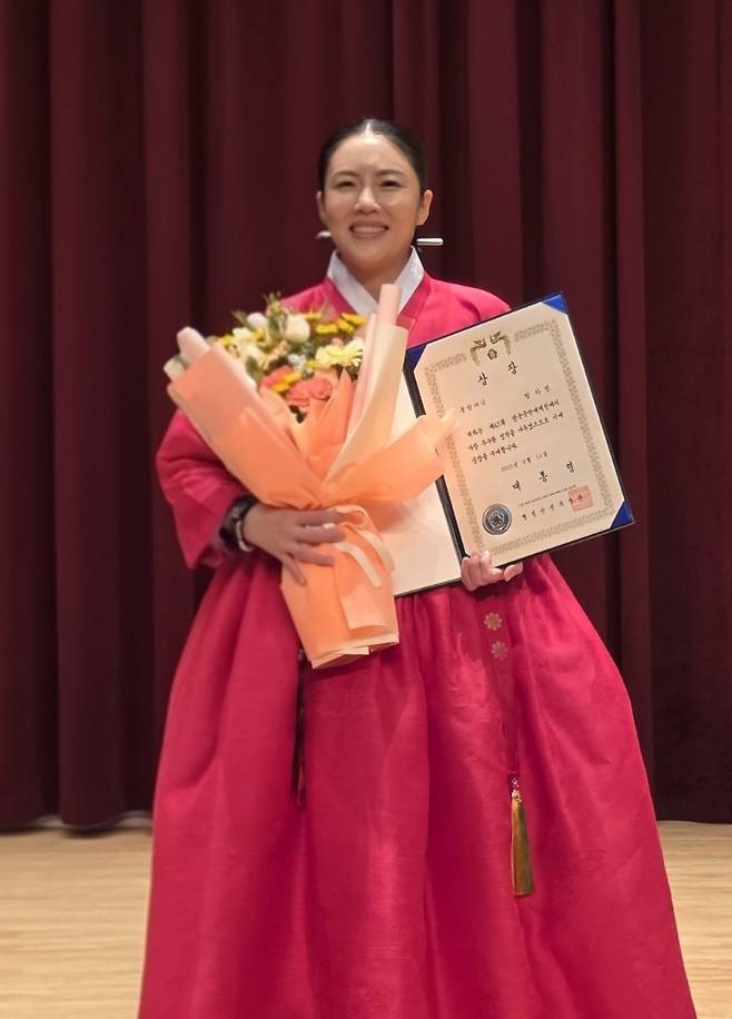 광주 출신 국악인 정자경이 최근 경주시에서 열린 제43회 경주전국국악대제전에서 대통령상(대상)을 수상하고 기념촬영을 하고 있다. 독자 제공