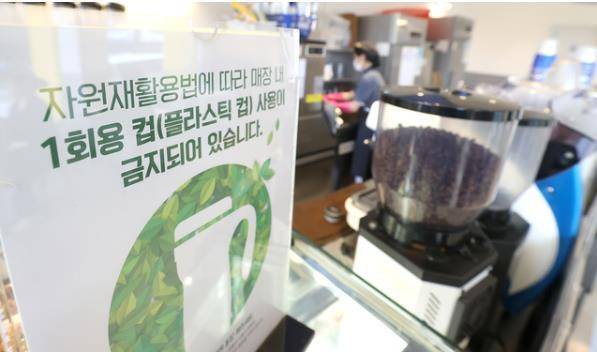 일회용품 사용 금지 첫날을 맞은 24일 전주의 한 프랜차이즈 커피전문점에 매장 내 일회용품 사용 금지 안내문이 걸려 있다.(오세림 기자)-전북일보 인터넷신문 2022. 11. 24.