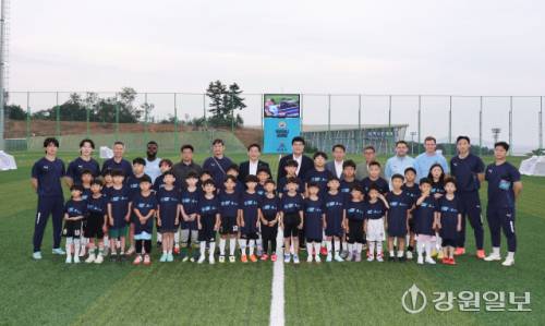 세계적인 축구 명문구단 맨시티 코치진이 가르치는 삼척맨시티 풋볼스쿨이 삼척복합구장에서 지난 9일부터 오는 22일까지 열려 어린이들에게 꿈과 희망을 전파하고 있다.