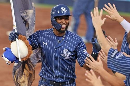 시즌 46호 홈런을 터뜨리고 기뻐하는 삼성 라이온즈의 외국인 타자 르윈 디아즈. 삼성라이온즈 제공
