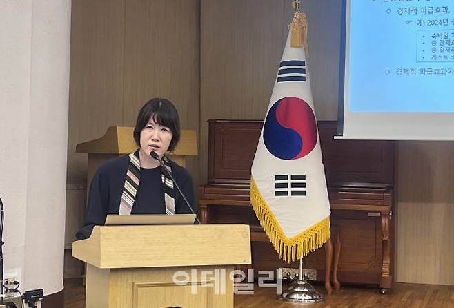 15일 국회도서관에서 열린 ‘공유숙박 제도 혁신 국회 토론회’ 현장에서 발제를 하고 있는 한주형 강원대학교 관광경영학과 교수(사진=이민하 기자)