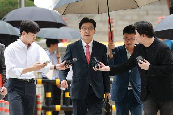 권성동 국민의힘 의원이 16일 서울 서초구 서울중앙지법에서 열린 구속 전 피의자 심문(영장실질심사)에 출석하고 있다. 〈사진=연합뉴스〉