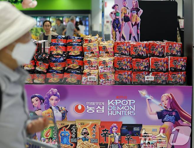서울 시내 한 마트에 농심과 넷플릭스가 협업한 '케이팝 데몬 헌터스' 스페셜 제품이 진열돼 있다.  2025.8.31/뉴스1 ⓒ News1 황기선 기자