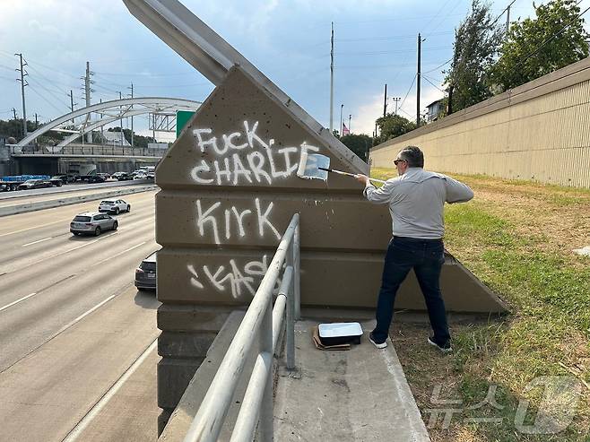 테드 크루즈 미 상원의원(공화·텍사스)이 14일(현지시간) 텍사스주 휴스턴에서 총격으로 사망한 찰리 커크(31)를 언급한 낙서를 지우고 있다. 2025.09.14. ⓒ 로이터=뉴스1 ⓒ News1 윤다정 기자