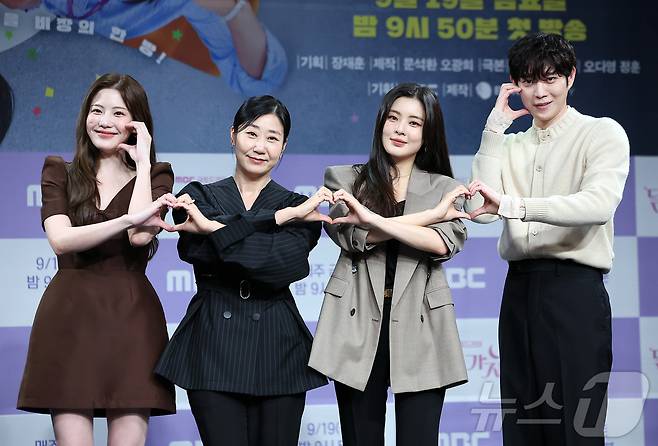 배우 조아람(왼쪽부터), 라미란, 이선빈, 김영대가 16일 서울 마포구 상암동 MBC 골든마우스홀에서 진행된 새 금토드라마 '달까지 가자' 제작발표회에 참석해 포즈를 취하고 있다. '달까지 가자'는 월급만으론 생존할 수 없는 흙수저 세 여자가 코인 투자에 뛰어들며 벌어지는 하이퍼리얼리즘 생존 드라마로 오는 19일 밤 9시 50분 첫 방송된다. 2025.9.16/뉴스1 ⓒ News1 김진환 기자