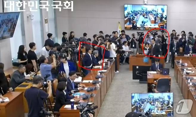 16일 국회 법사위는 나경원 국민의힘 의원 간사 선임건을 놓고 야야간 충돌이 빚어졌다. 소란으로 정회가 되자 국민의힘 곽규택 의원(오른쪽 붉은 원)이 더불어민주당 박지원 의원쪽으로 가 7년전 사별한 부인을 언급한 것에 대해 사과했다. (국회방송 갈무리) ⓒ 뉴스1