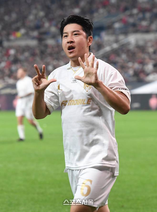 쉴드 유나이티드의 박주호가 14일 서울월드컵경기장에서 열린 ‘2025 아이콘매치’ FC 스피어와의 경기에서 역전골을 넣은 뒤 세리머니를 하고 있다. 박진업 기자 upandup@sportsseoul.com