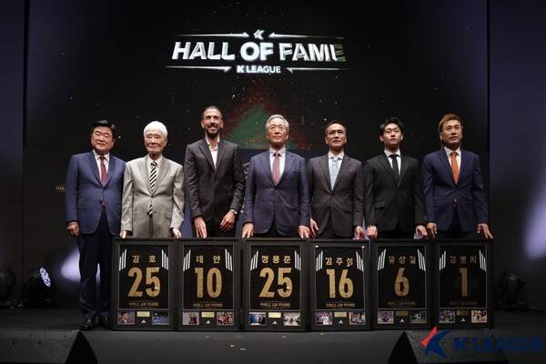 K리그 명예의 전당 헌액자들이 16일 오전 서울 종로구 아산정책연구원에서 열린 제2회 K리그 명예의 전당 헌액식에서 기념촬영을 하고 있다. 왼쪽부터 권오갑 한국프로축구연맹 총재, 김호 전 감독, 데얀, 정몽준 대한축구협회 명예 회장, 김주성, 故유상철을 대신해 아들 유선우, 김병지. /사진=한국프로축구연맹