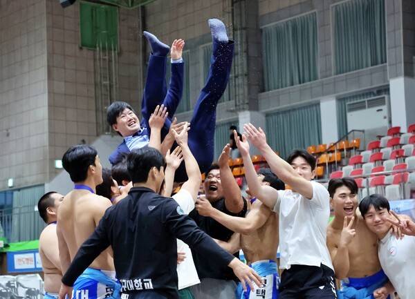 16일(화) 강원특별자치도 삼척시 삼척체육관에서 열린 '제1회 삼척이사부장군배전국장사씨름대회' 대학부 단체전 우승을 차지한 대구대학교가 최병찬 감독 헹가래를 하고 있다. /사진=대한씨름협회