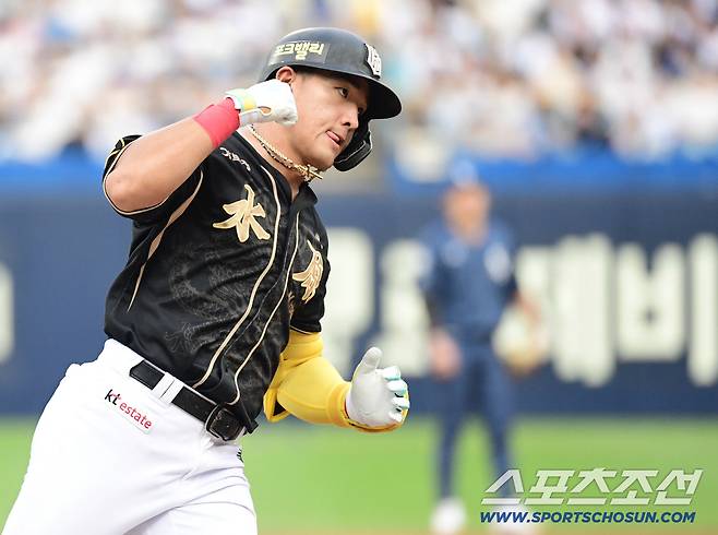14일 대구 삼성라이온즈파크에서 열린 삼성과 KT의 경기. 3회초 KT 안현민이 삼성 이승현을 상대로 솔로홈런을 날렸다. 하이파이브를 나누고 있는 안현민. 대구=송정헌 기자songs@sportschosun.com/2025.09.14/