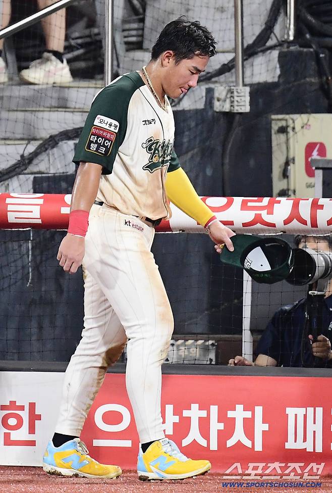 31일 수원 케이티위즈파크에서 열린 KT와 KIA의 경기. 8회 2사 2루. KIA 김규성이 인사이드 파크 홈런을 날렸다. 김규성 타구를 잡다 부상을 당한 후 교체되고 있는 KT 안현민. 수원=송정헌 기자songs@sportschosun.com/2025.08.31/