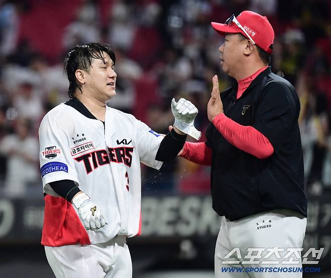 12일 광주 기아챔피언스필드에서 열린 KIA와 두산의 경기. 9회말 KIA 김선빈이 끝내기 안타를 날렸다. 이범호 감독과 하이파이브를 나누고 있는 김선빈. 광주=송정헌 기자songs@sportschosun.com/2025.09.12/