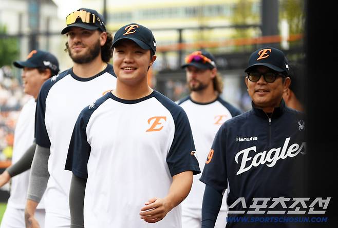 14일 대전 한화생명볼파크에서 열린 한화 이글스와 키움 히어로즈의 경기. 한화 폰세, 정우주가 더그아웃에 들어서고 있다. 대전=박재만 기자 pjm@sportschosun.com/2025.09.14/